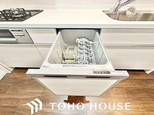 ビルトイン食洗機は作業台が広く使え、見た目もスッキリ。節水や節電も充実して家事の手助けをしてくれます。