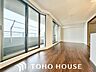 室内：光と風があふれる開放的なリビングダイニング。明るく穏やかな空気のなかで飲んだり、食べたり、笑ったり。