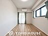 洋室：大きな窓からたっぷりと陽光が注がれる明るい空間。一日の疲れを癒してくれる洋室。時を忘れて過ごす空間。（生成AIで加工を行っています。）
