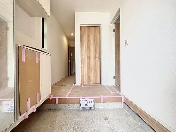 住まいの顔となる玄関は、落ち着きと華やぎの満ちた空間に。ご家族の「行ってきます」「ただいま」を見守り続けます。