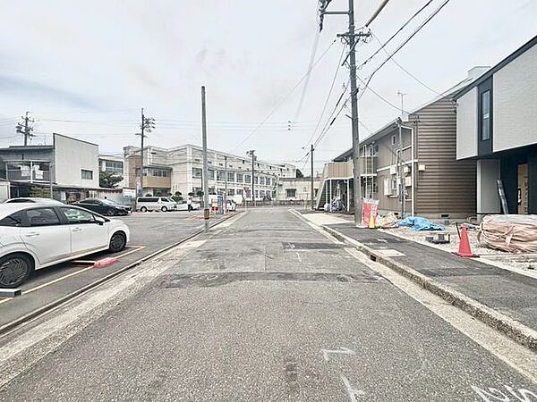 前面の道路は通行や駐車の際に余裕がある広さです。運転が苦手な方も落ち着いて駐車できます。