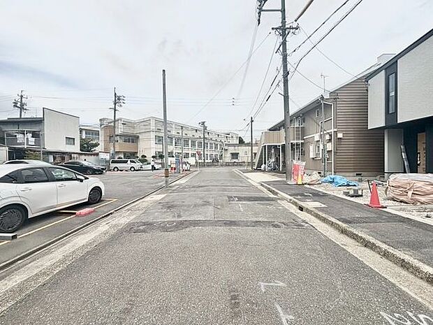 前面の道路は通行や駐車の際に余裕がある広さです。運転が苦手な方も落ち着いて駐車できます。