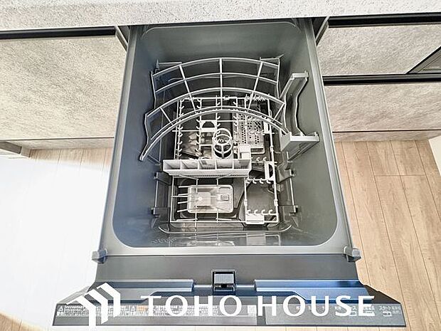 ビルトイン食洗機は作業台が広く使え、見た目もスッキリ。節水や節電も充実して家事の手助けをしてくれます。
