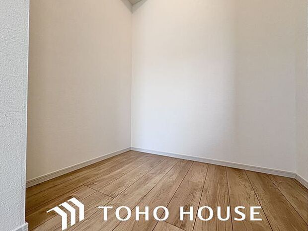 大容量収納可能なウォークインクローゼットはシーズンオフの服や普段使わない物をたくさん収納できます。