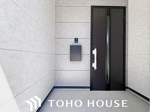 毎日出入りに使う玄関は外出する時は爽やかに、帰宅するときはホッとする落ち着いた空間へ。