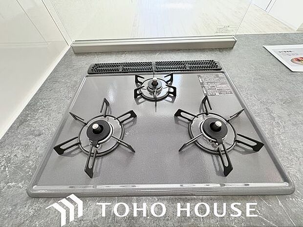 忙しいときでも一度にたくさんの料理が作れる3口コンロ。使い勝手の良さを考えました。