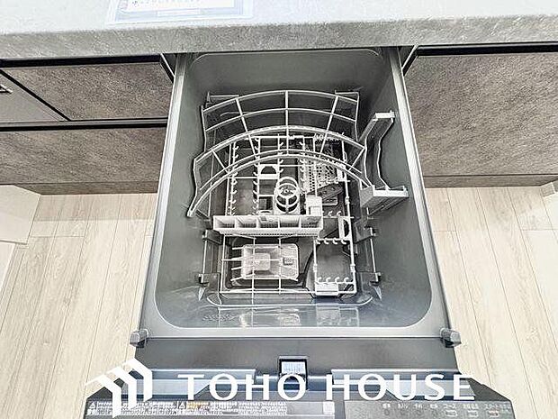 ビルトイン食洗機は作業台が広く使え、見た目もスッキリ。節水や節電も充実して家事の手助けをしてくれます。