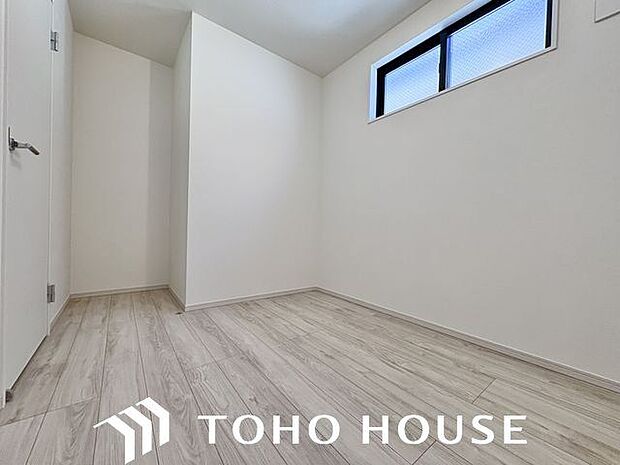 住まう方自身でカスタマイズして頂けるように「シンプル」にデザインされた室内。