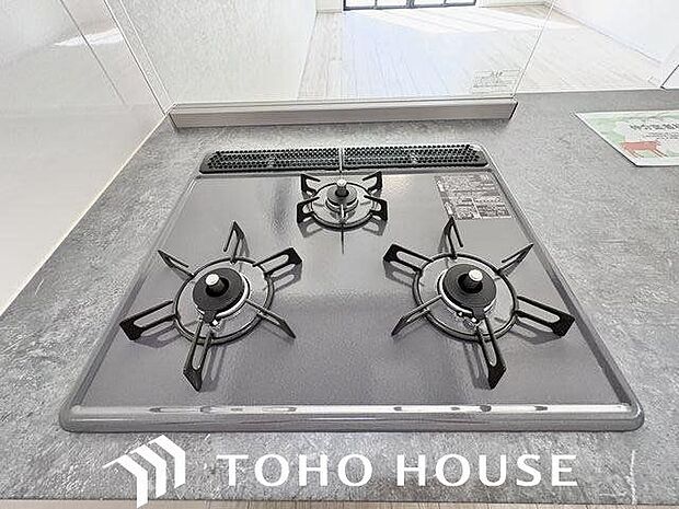 忙しいときでも一度にたくさんの料理が作れる3口コンロ。使い勝手の良さを考えました。