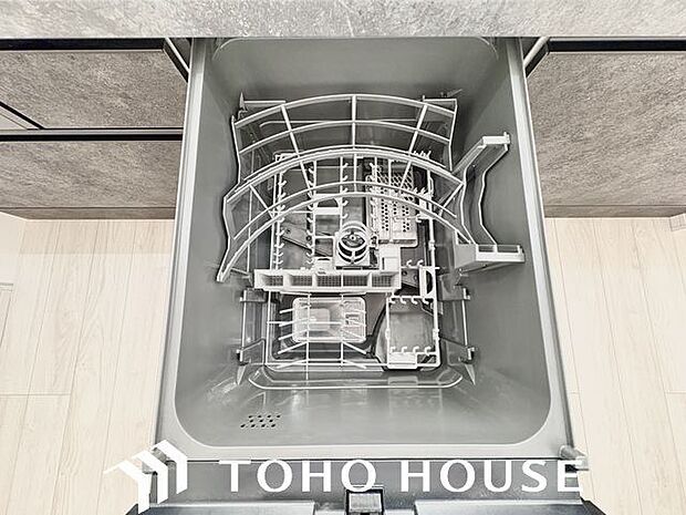 ビルトイン食洗機は作業台が広く使え、見た目もスッキリ。節水や節電も充実して家事の手助けをしてくれます。