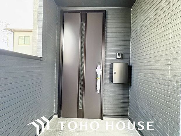 毎日出入りに使う玄関は外出する時は爽やかに、帰宅するときはホッとする落ち着いた空間へ。