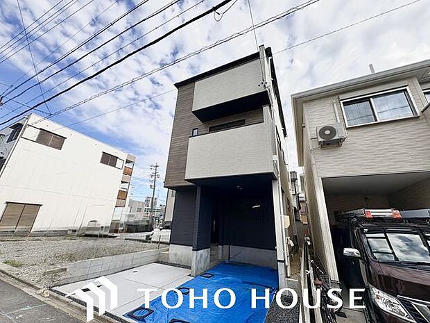 爽やかな青空の下に贅沢なほどに降り注ぐ陽光、豊かな居住性。クオリティが見事に調和した住空間。