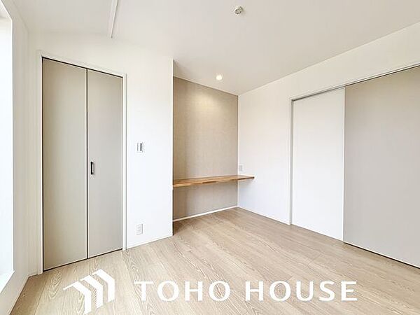 木のぬくもりを感じられる、のびのびとした明るい洋室です。いつまでも快適に暮らせる空間が広がります。