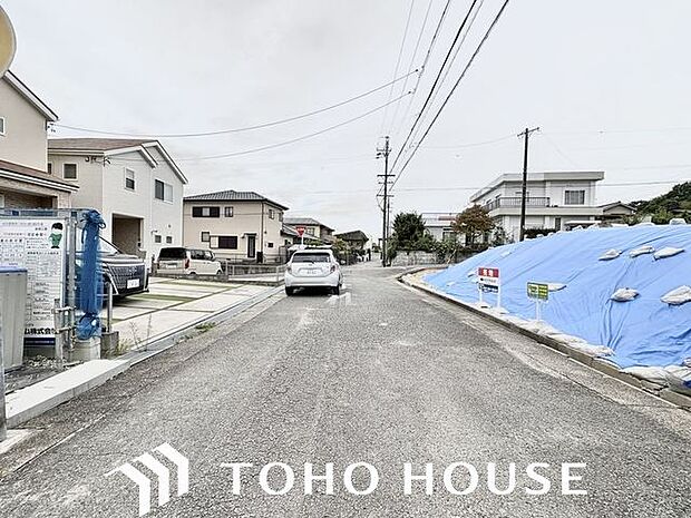 通行や駐車の際に余裕がある前面道路。光が差し込む明るい居住空間、風通しも良好で過ごしやすい環境です。