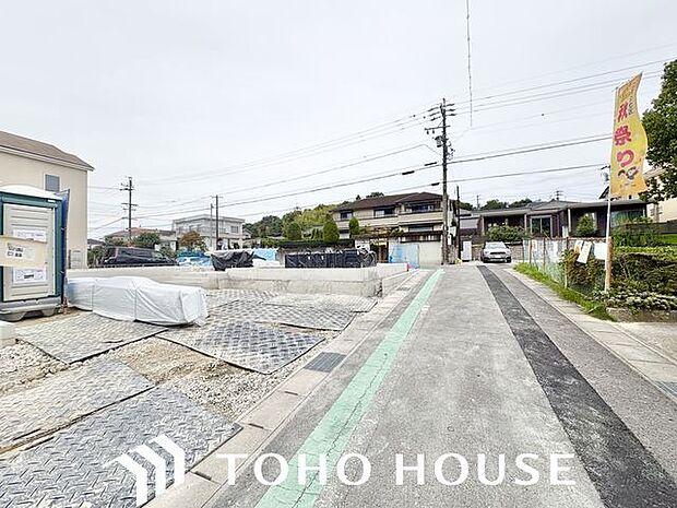 通行や駐車の際に余裕がある前面道路。光が差し込む明るい居住空間、風通しも良好で過ごしやすい環境です。