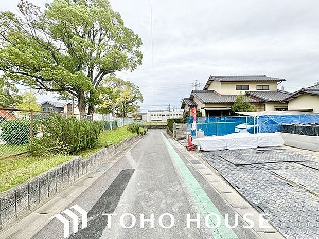 通行や駐車の際に余裕がある前面道路。光が差し込む明るい居住空間、風通しも良好で過ごしやすい環境です。