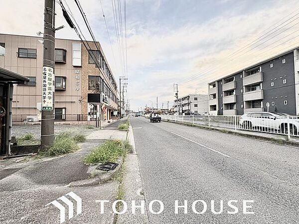 通行や駐車の際に余裕がある前面道路。光が差し込む明るい居住空間、風通しも良好で過ごしやすい環境です。