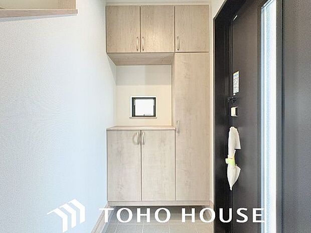 玄関はお家の顔としてすっきりとした素敵な空間に。印象のよい玄関は爽やかな住まいへの入り口です。