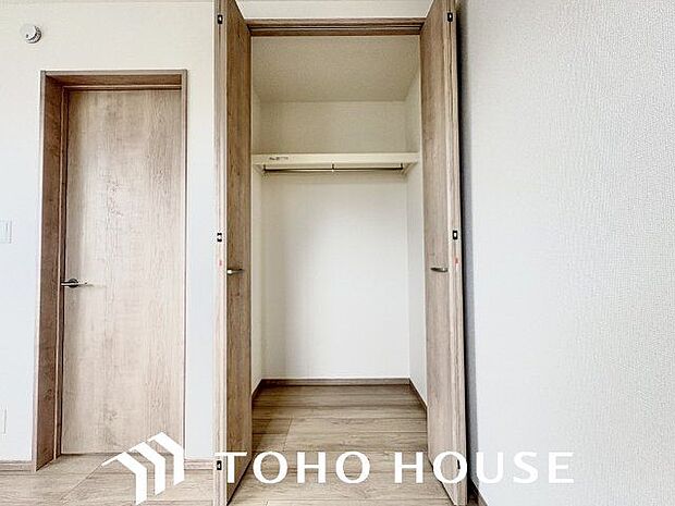 無駄を省き有効に活用した収納スペース。細々したモノを片付けられて便利です。
