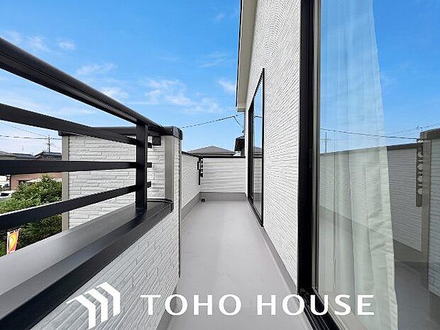 さまざまな表情の景色を眺めながら、くつろぎのひと時をお過ごし頂けます。(空の加工を生成AIで行っています。)