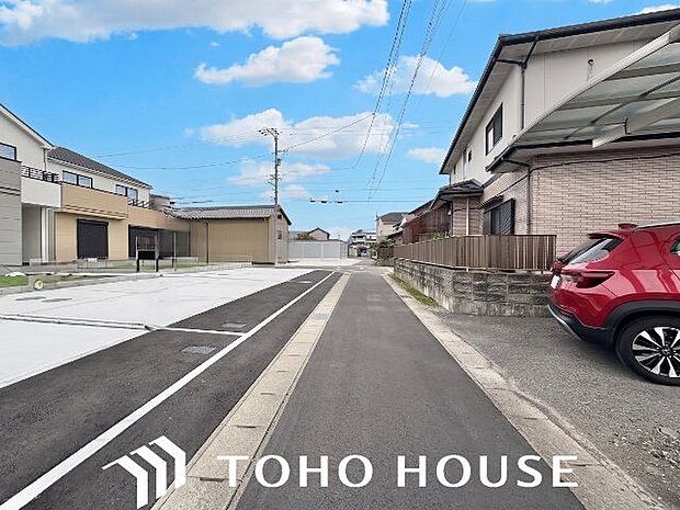 お住まい探しの中で是非チェックして頂きたいのが、前面道路の交通量と安全性です。(空の加工を生成AIで行っています。)