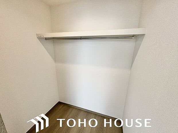 大容量収納可能なウォークインクローゼットはシーズンオフの服や普段使わない物をたくさん収納できます。