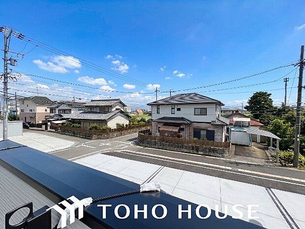 バルコニーに出た時には、頬をなでる優しい風を感じることが出来ます。つい深呼吸をしたくなります。(空の加工を生成AIで行っています。)