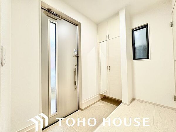 毎日出入りに使う玄関は外出する時は爽やかに、帰宅するときはホッとする落ち着いた空間へ。
