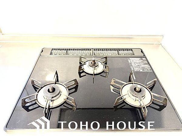 忙しいときでも一度にたくさんの料理が作れる3口コンロ。使い勝手の良さを考えました。