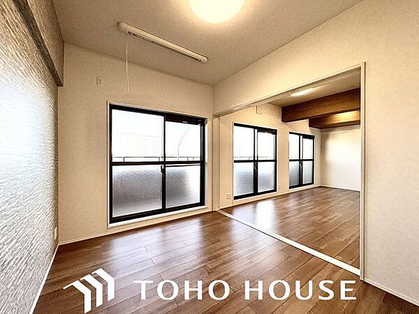 一日の疲れをいやしてくれる主寝室。時を忘れて過ごす場所として過ごせるお部屋。