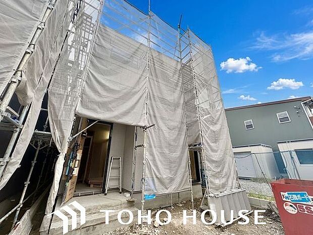 爽やかな青空の下に贅沢なほどに降り注ぐ陽光、豊かな居住性。クオリティが見事に調和した住空間。(空の加工を生成AIで行っています)