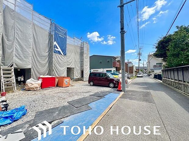 周辺は閑静な住宅街。ゆったりと落ち着いた時間をお過ごしいただけます。(空の加工を生成AIで行っています)
