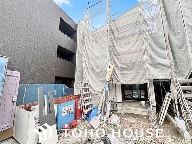 周辺は閑静な住宅街。ゆったりと落ち着いた時間をお過ごしいただけます。(空の加工を生成AIで行っています)