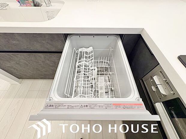 ビルトイン食洗機は作業台が広く使え、見た目もスッキリ。節水や節電も充実して家事の手助けをしてくれます。