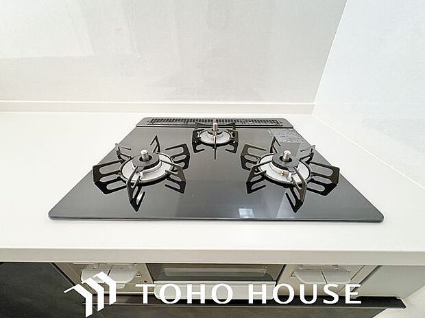忙しいときでも一度にたくさんの料理が作れる3口コンロ。使い勝手の良さを考えました。