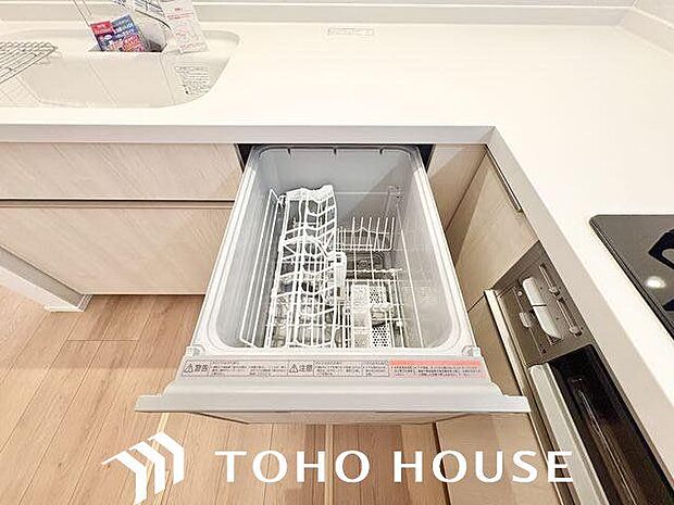 ビルトイン食洗機は作業台が広く使え、見た目もスッキリ。節水や節電も充実して家事の手助けをしてくれます。