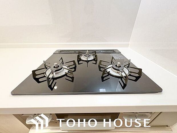 忙しいときでも一度にたくさんの料理が作れる3口コンロ。使い勝手の良さを考えました。
