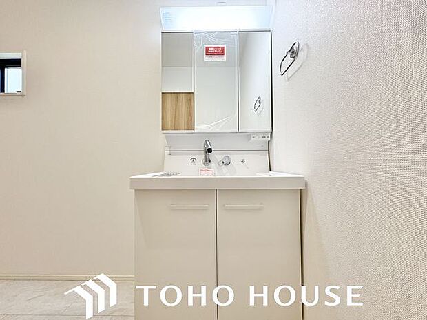 清潔感のある色合いのプライベート空間は、身だしなみチェックや肌のお手入れに最適です。