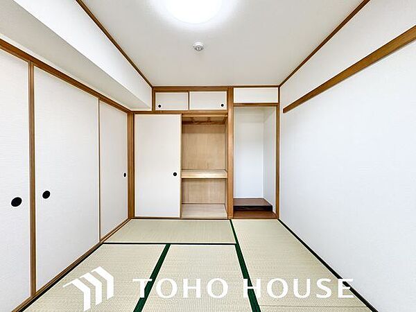 しっかりと奥行きのある押入れ。天袋もあるので、シーズンオフのお洋服やインテリアなども収納いただけます。