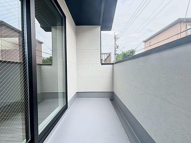 広々バルコニー付きで開放感を演出。日々の生活に潤いを与えてくれます。