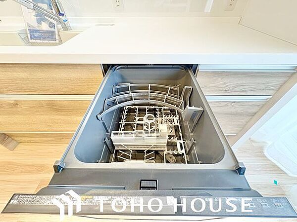 ビルトイン食洗機は作業台が広く使え、見た目もスッキリ。節水や節電も充実して家事の手助けをしてくれます。