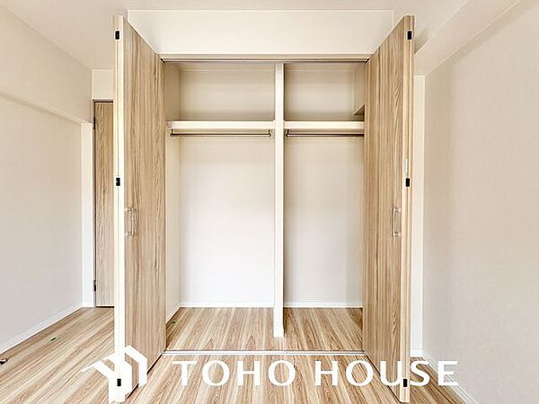 スーツやドレス、ロングコートなどの衣類はもちろん、季節の生活用品やスーツケースもしっかり収納できます。