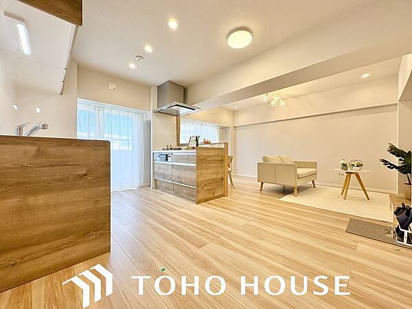 光と風があふれる開放的なリビングダイニング。明るく穏やかな空気のなかで飲んだり、食べたり、笑ったり。