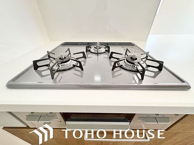 忙しいときでも一度にたくさんの料理が作れる3口コンロ。使い勝手の良さを考えました。