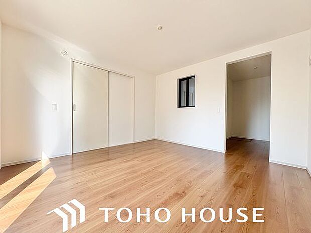 ナチュラルカラーのフローリングのお部屋は、温かみを感じさせリラックスをもたらす効果があります。