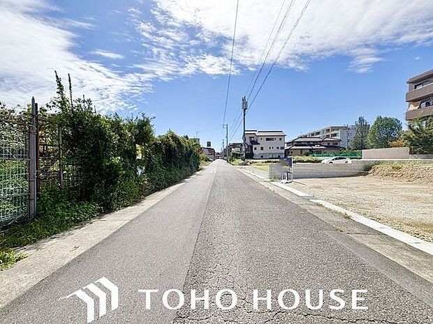 前面道路は幅員約6.5m。駐車はもちろんお子様がいらっしゃるご家庭は通学も安心です。