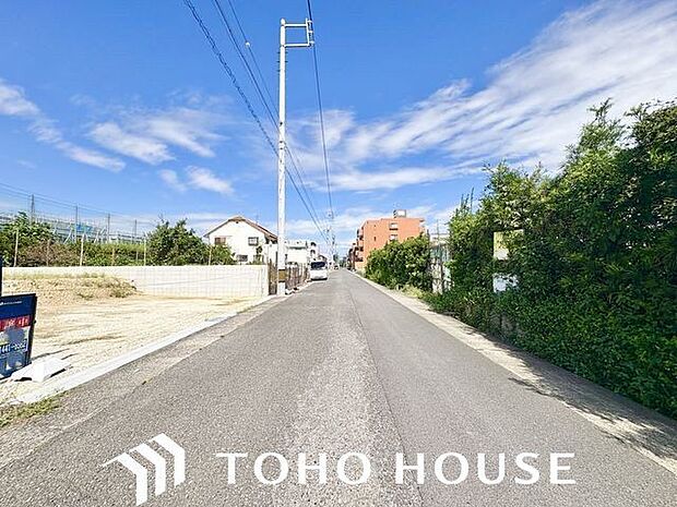 通行や駐車の際に余裕がある前面道路。光が差し込む明るい居住空間、風通しも良好で過ごしやすい環境です。