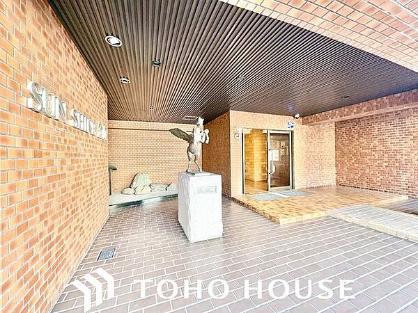 スタイリッシュに加え質感があり機能的でもあるエントランス。邸宅へ導くアプローチが気分を高めてくれます