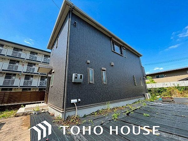 一日のはじまり、一日の終わり、お住まいは変わらずご家族を見守り、受け入れてくれます。（空の加工を生成AIで行っています。）