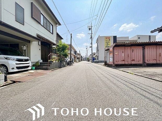 お住まい探しの中で是非チェックして頂きたいのが、前面道路の交通量と安全性です。（空の加工を生成AIで行っています。）